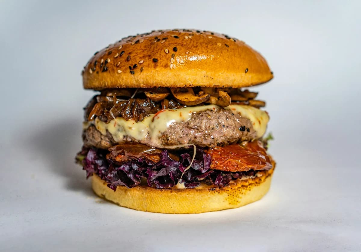 Gusto Artisan Bistro Menü Öğesi - Gusto Signature Burger