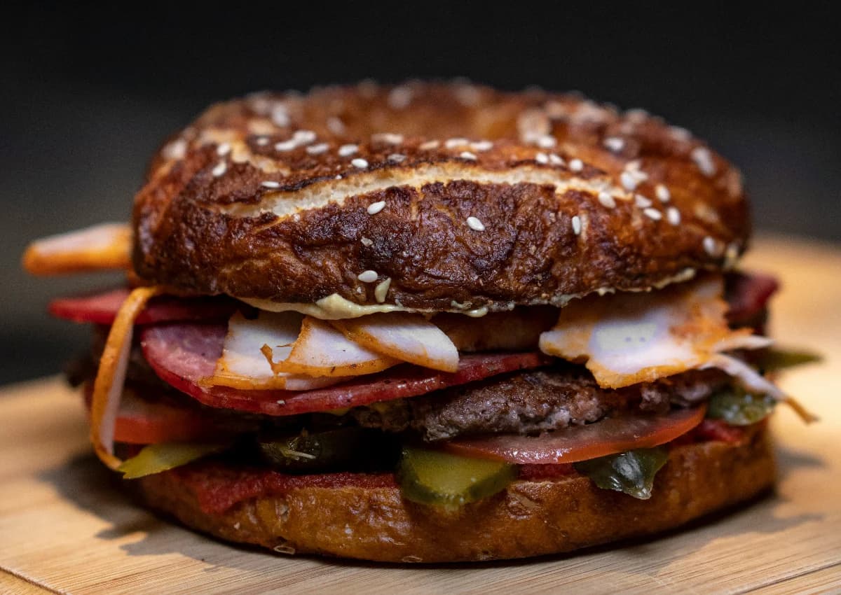 Gusto Artisan Bistro Menü Öğesi - Füme Antrikotlu Burger